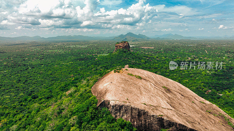 Pidurangala Rock和Sigirya Temple的无人机视图